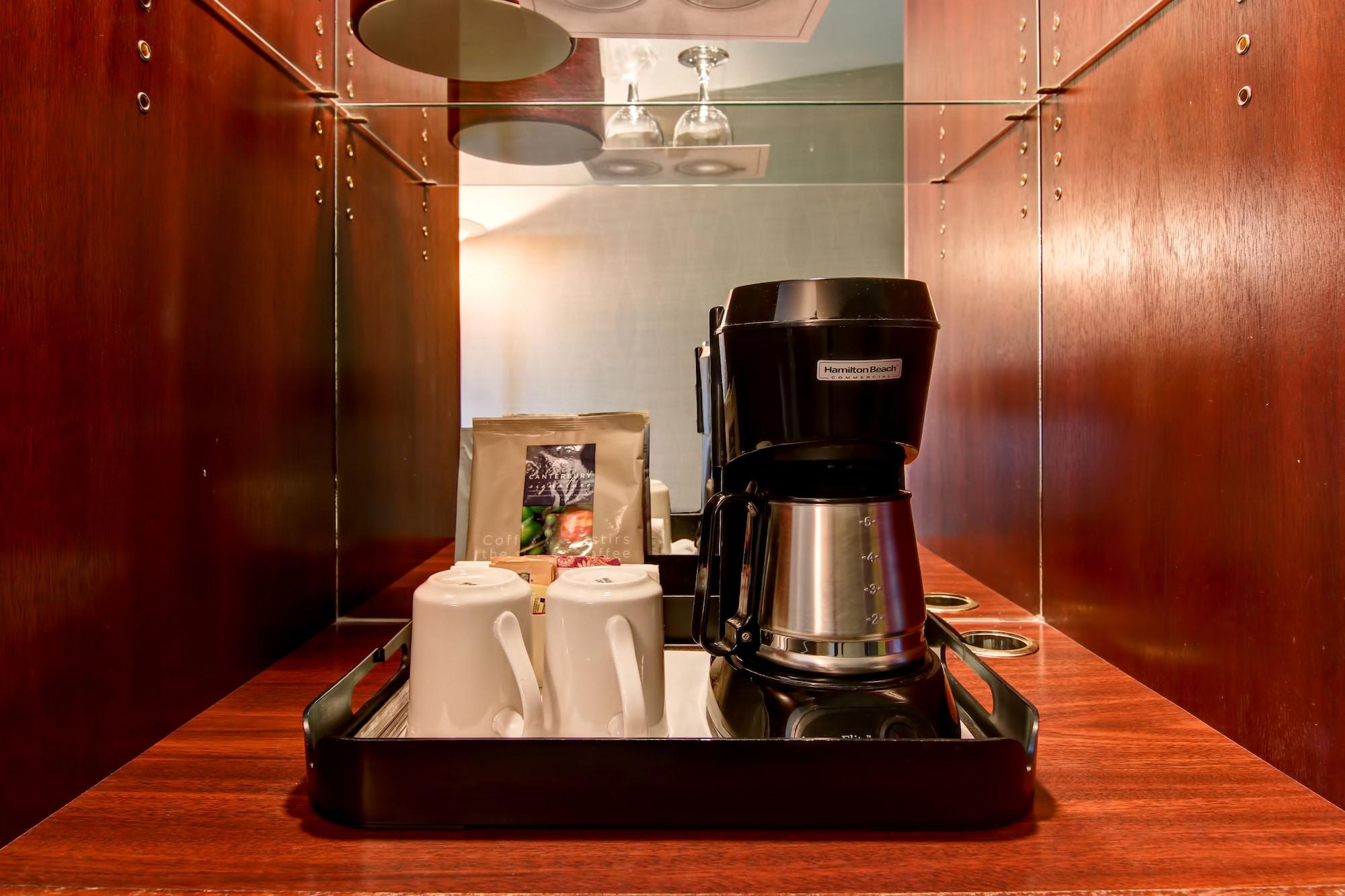 Chateau Lacombe Hotel Edmonton Esterno foto