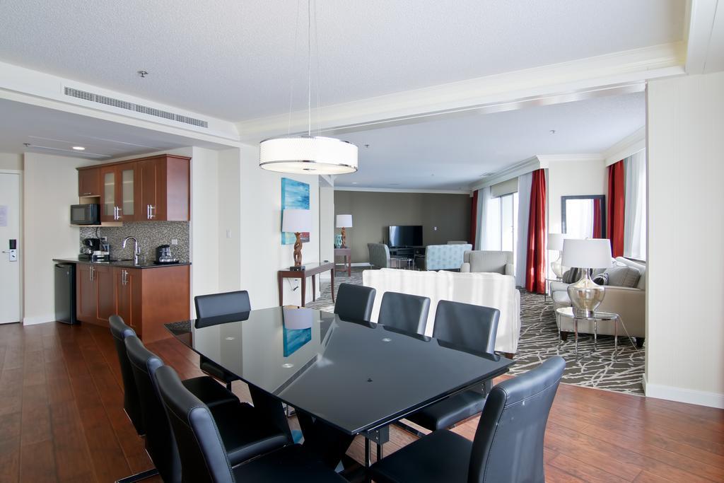Chateau Lacombe Hotel Edmonton Esterno foto