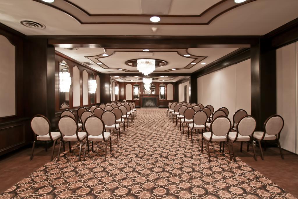 Chateau Lacombe Hotel Edmonton Esterno foto