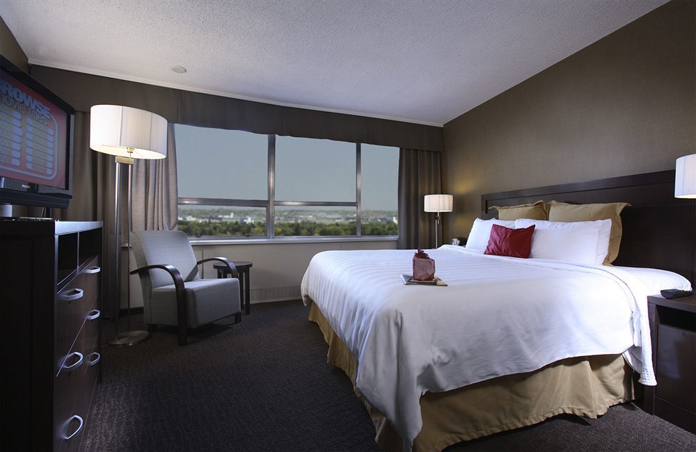 Chateau Lacombe Hotel Edmonton Esterno foto