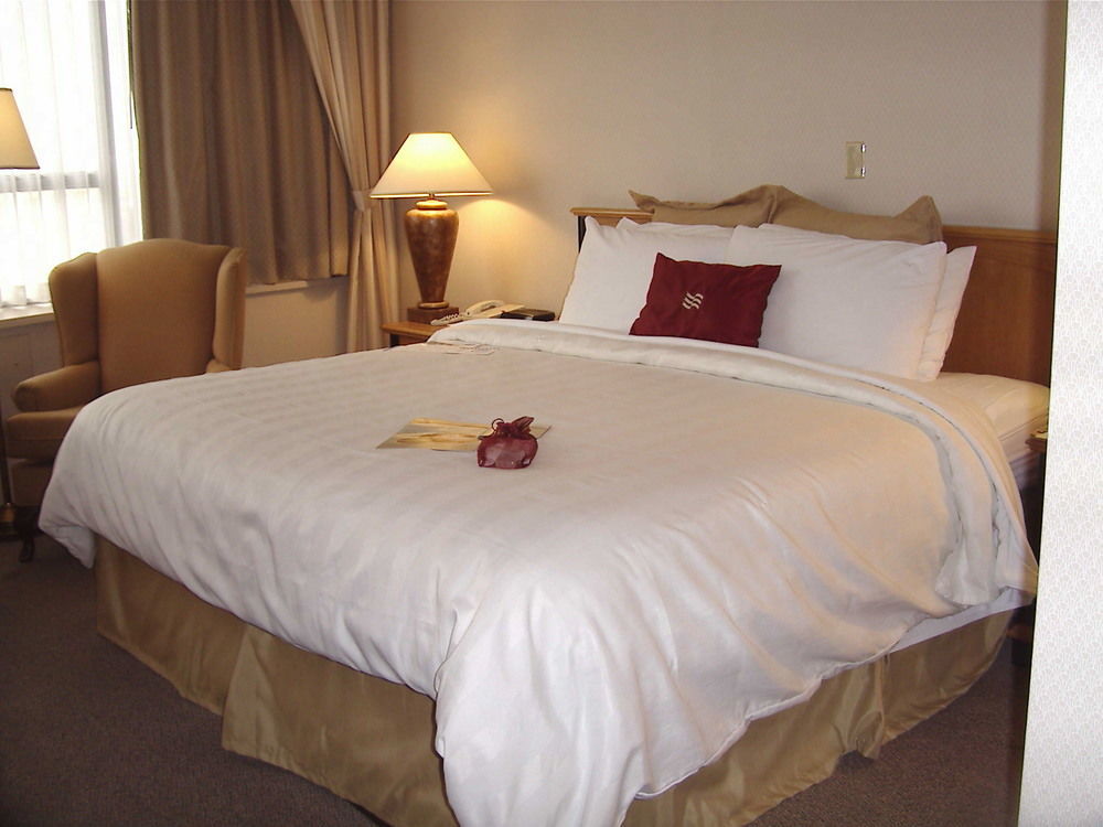 Chateau Lacombe Hotel Edmonton Esterno foto