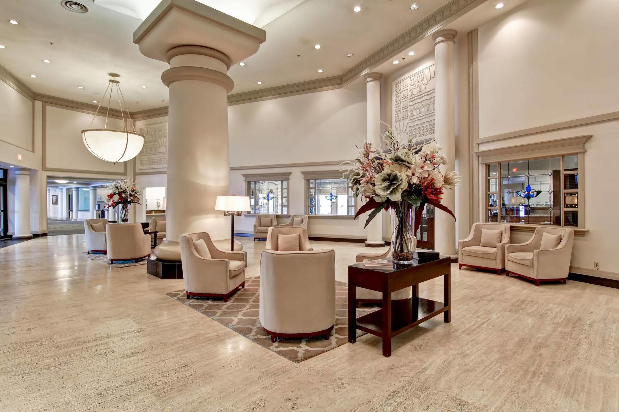 Chateau Lacombe Hotel Edmonton Esterno foto