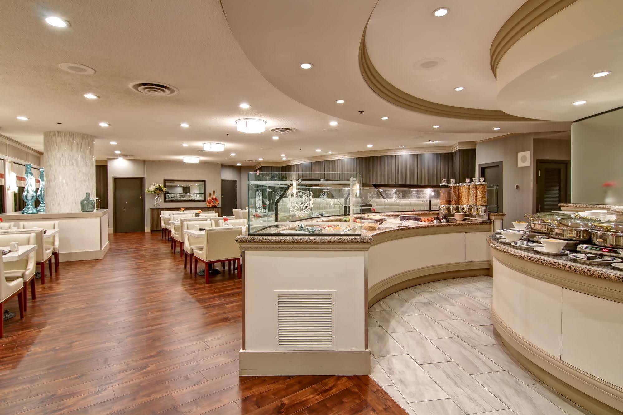 Chateau Lacombe Hotel Edmonton Esterno foto