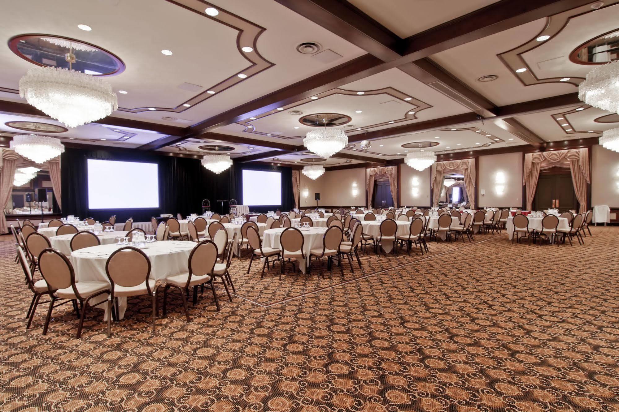 Chateau Lacombe Hotel Edmonton Esterno foto