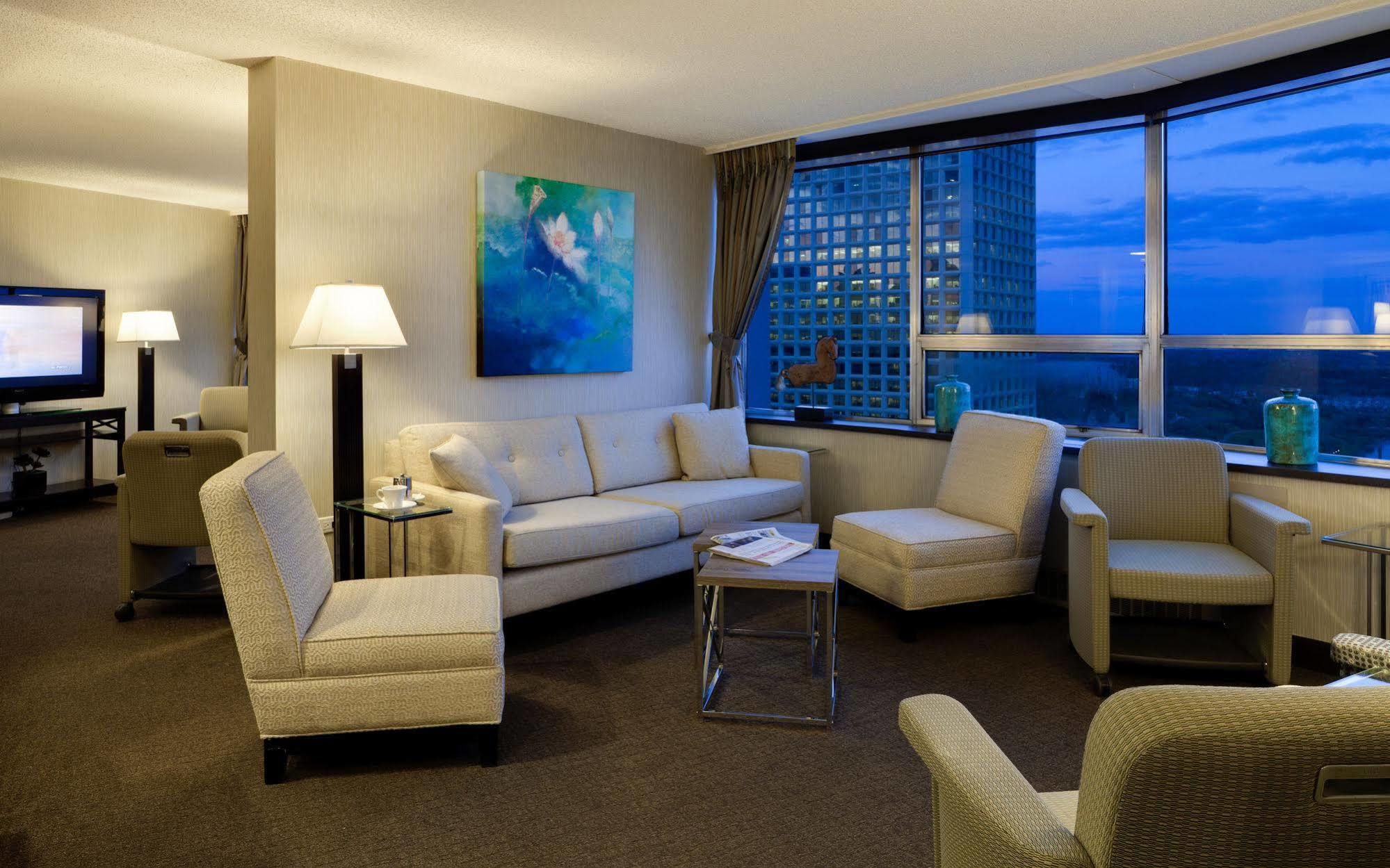 Chateau Lacombe Hotel Edmonton Esterno foto