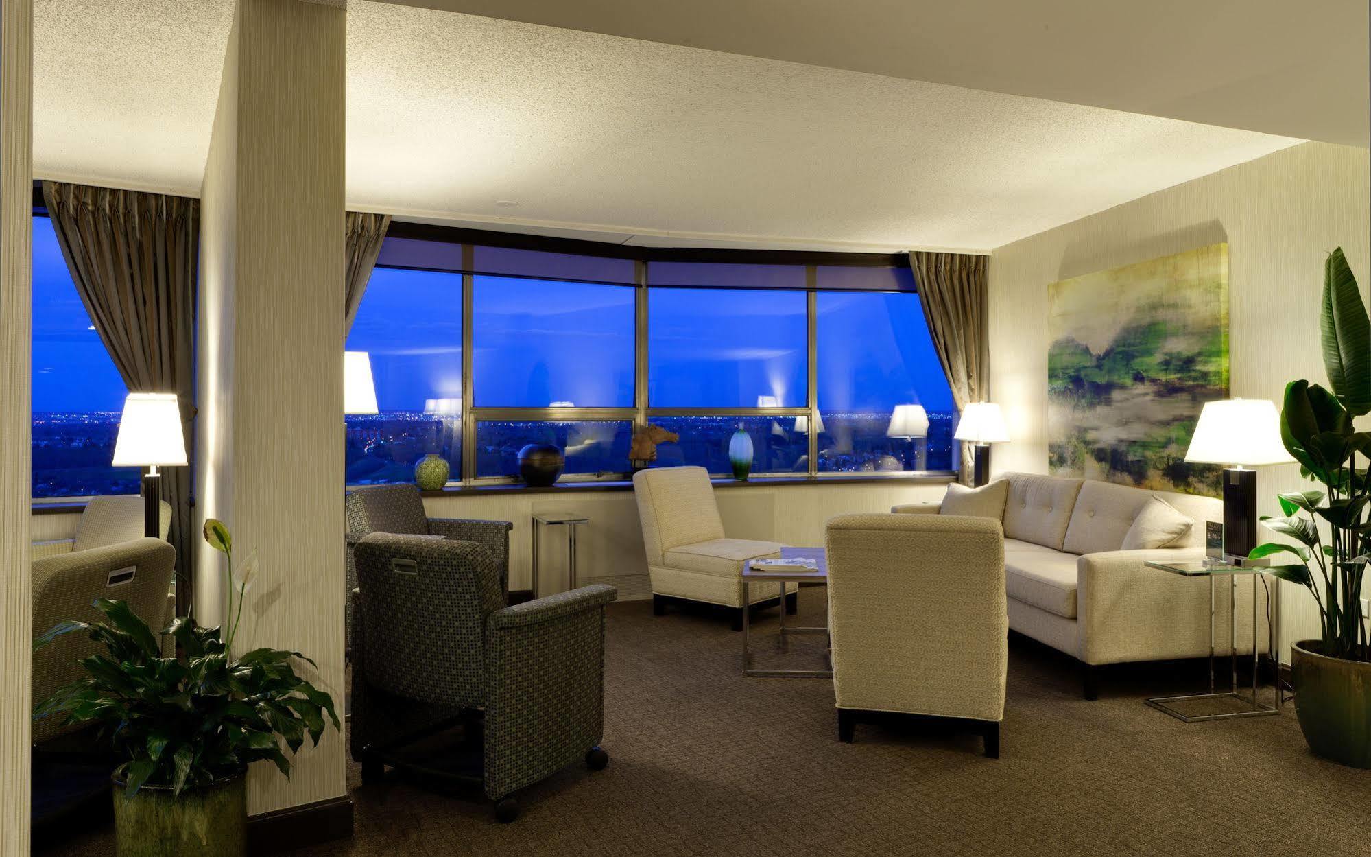 Chateau Lacombe Hotel Edmonton Esterno foto