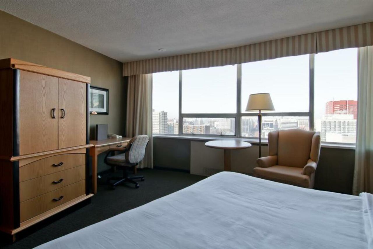 Chateau Lacombe Hotel Edmonton Esterno foto